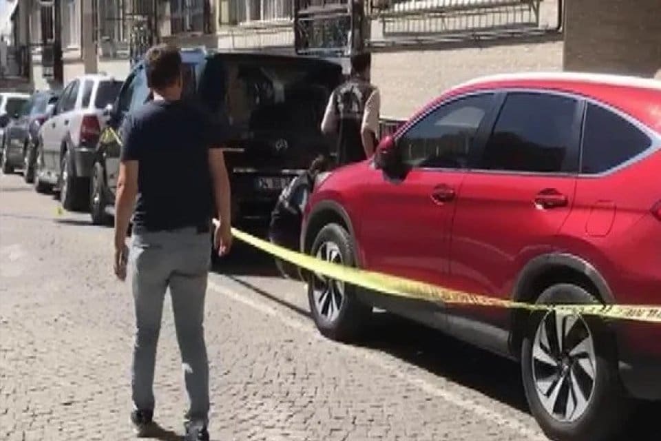 İstanbul Fatih'te&nbsp;kimlik kontrol&uuml; yapan iki polis memuru silahlı saldırıya uğradı.