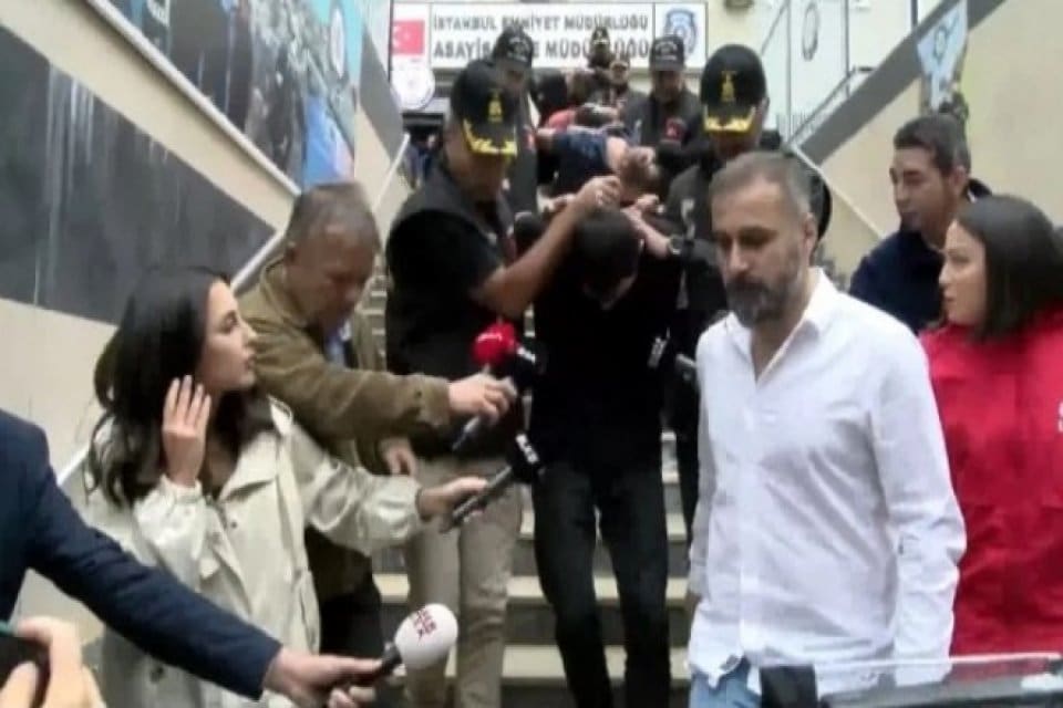 İstanbul'da 3 kişiyi &ouml;ld&uuml;r&uuml;p, 2 polisi yaralayan G&uuml;ven G&uuml;ler adliyeye