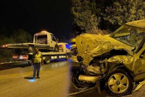 İzmir'in Güzelbahçe ilçesinde sürücüsünün polisten kaçarken otoyolda ters yöne girdiği