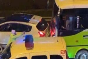 Pendik'te polisi peşine takan yolcu midib&uuml;s&uuml; İstanbul sokaklarını birbirine kattı.