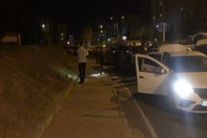 İstanbul Pendik'te polisten kaçan şüpheli, yakalanacağını anlayınca arabasından inip silahıyla