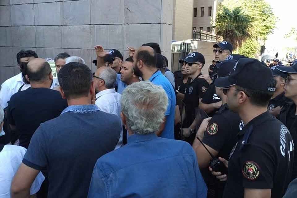 İZMİR Adliyesi'ne pompalı t&uuml;fekle girmek isteyince polis tarafından g&ouml;zaltına alınan