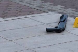 İZMİR'in Kemalpaşa il&ccedil;esinde, husumetli 2 kişi sokakta karşılaşınca silahlı kavga