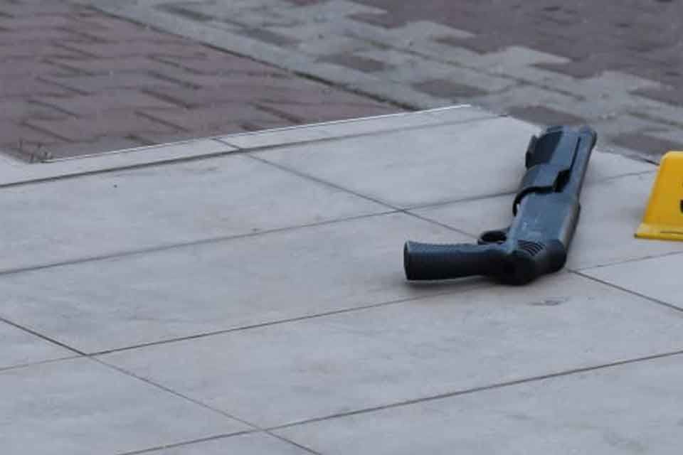 İZMİR'in Kemalpaşa il&ccedil;esinde, husumetli 2 kişi sokakta karşılaşınca silahlı kavga