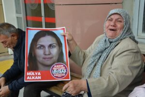 Manisa'nın Şehzadeler ilçesinde kıskançlık nedeniyle boşandığı Hülya Alkan'ı (34) sokak
