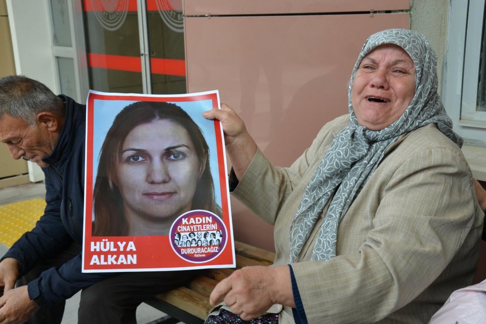 Manisa'nın Şehzadeler ilçesinde kıskançlık nedeniyle boşandığı Hülya Alkan'ı (34) sokak