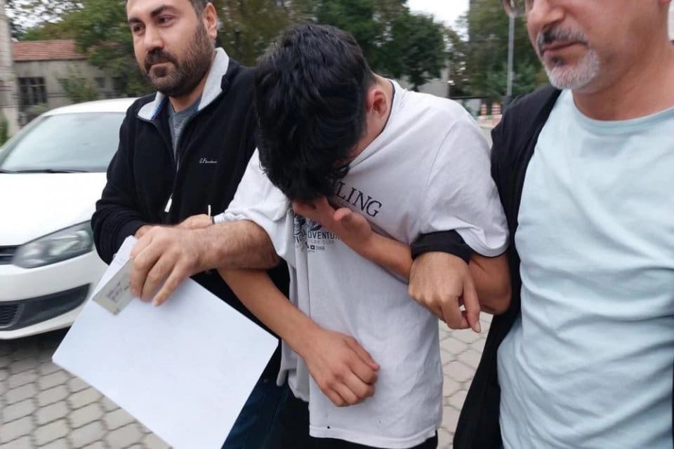 Samsun'da yolcu gibi bindiği taksiyi silah zoruyla ka&ccedil;ıran R.A. (17)