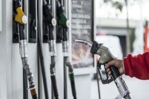 Benzine 55 kuruş zam, motorine ise 95 kuruş indirim yapıldı.