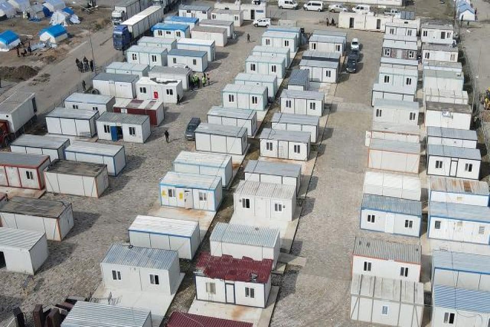 Prefabrik yapı ve konteynerlerin, depremden etkilenen 10 ilde afetzedeler ile