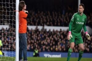 İngiltere Premier League'de Everton'ın Newcastle United'ı ağırladığı karşılaşmada bir aktivist,