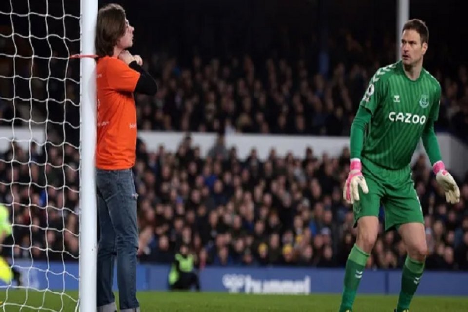İngiltere Premier League'de Everton'ın Newcastle United'ı ağırladığı karşılaşmada bir aktivist,