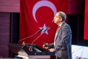 İkinci Y&uuml;zyılın İktisat Kongresi'nin d&ouml;rd&uuml;nc&uuml; g&uuml;n&uuml;nde konuşan iktisat&ccedil;ı Prof. Dr.