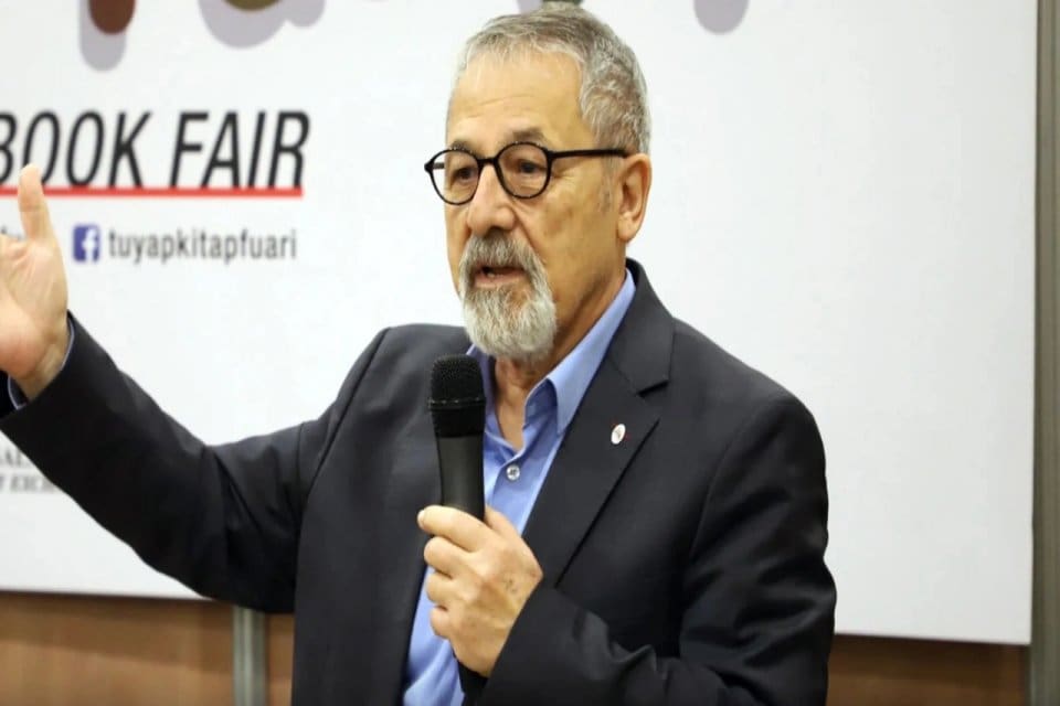 Yer bilimci Prof. Dr. Naci G&ouml;r&uuml;r deprem b&ouml;lgesinde inşaata hemen
