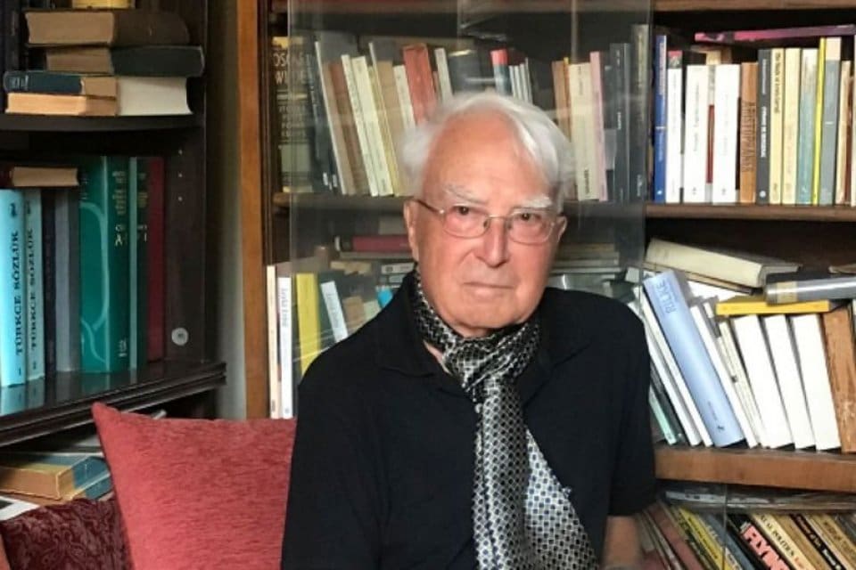 Felsefeci ve yazar, İstanbul &Uuml;niversitesi ve Boğazi&ccedil;i &Uuml;niversitesi &ouml;ğretim &uuml;yelerinden