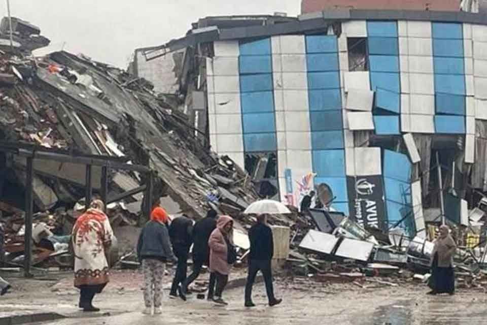 Tarih&ccedil;i – yazar Prof. Dr.&nbsp;İlber Ortaylı,&nbsp;Kahramanmaraş'taki depremlerde yıkılan ve KKTC'li