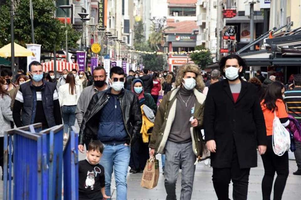 İZMİR'de vaka artışının s&uuml;rd&uuml;ğ&uuml;n&uuml; hatırlatan Bilim Kurulu &Uuml;yesi Prof. Dr.