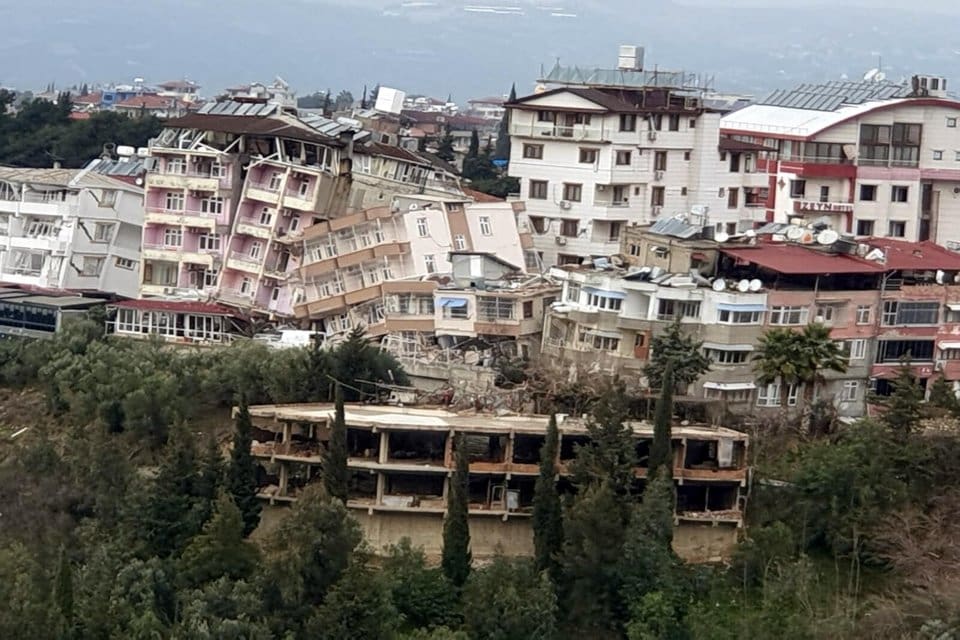 İzmir Dokuz Eyl&uuml;l &Uuml;niversitesi'nin (DE&Uuml;) Deprem Araştırma ve Uygulama Merkezi