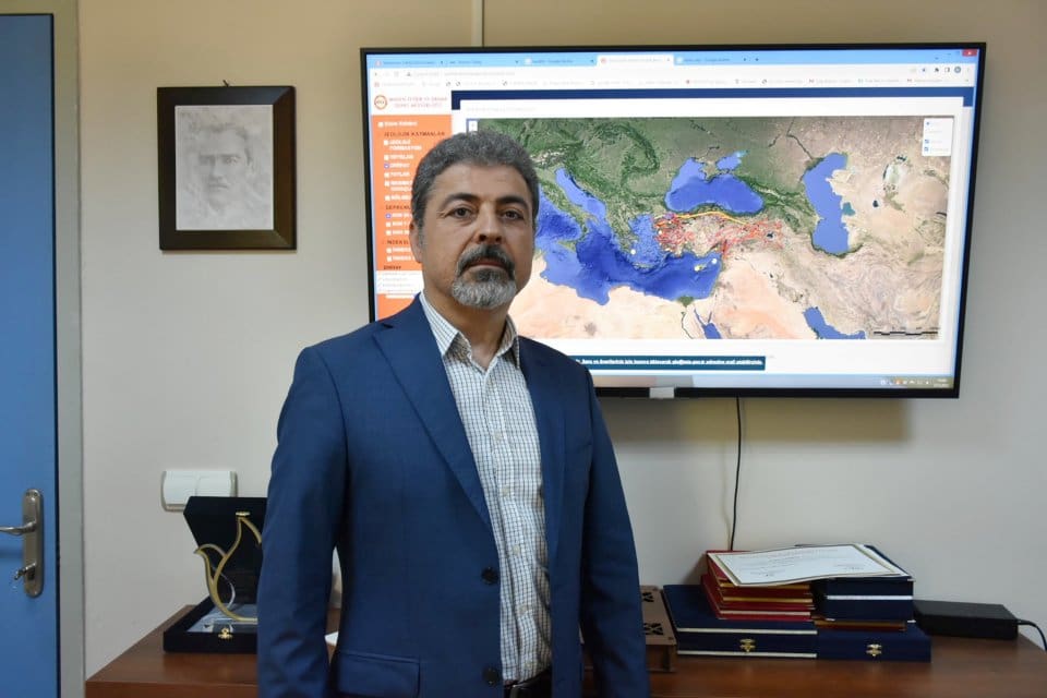 İzmir'de Dokuz Eyl&uuml;l &Uuml;niversitesi (DE&Uuml;) Deprem Araştırma ve Uygulama Merkezi