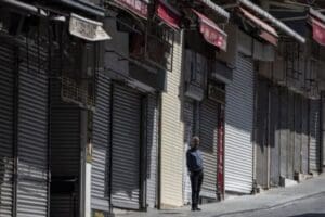 Ege &Uuml;niversitesi İktisat Profes&ouml;r&uuml; Aykut Lenger, olası bir kapanmanın T&uuml;rk