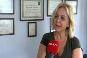 Prof. Dr.&nbsp;Esin&nbsp;Davutoğlu&nbsp;Şenol, ofisinin &ouml;n&uuml;ne dana dili bırakarak kendisini tehdit ettiğini
