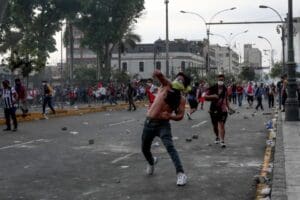 Peru'da Boluarte h&uuml;k&uuml;metina karşı başlayan protestolarda eylemciler &uuml;lkenin en b&uuml;y&uuml;k
