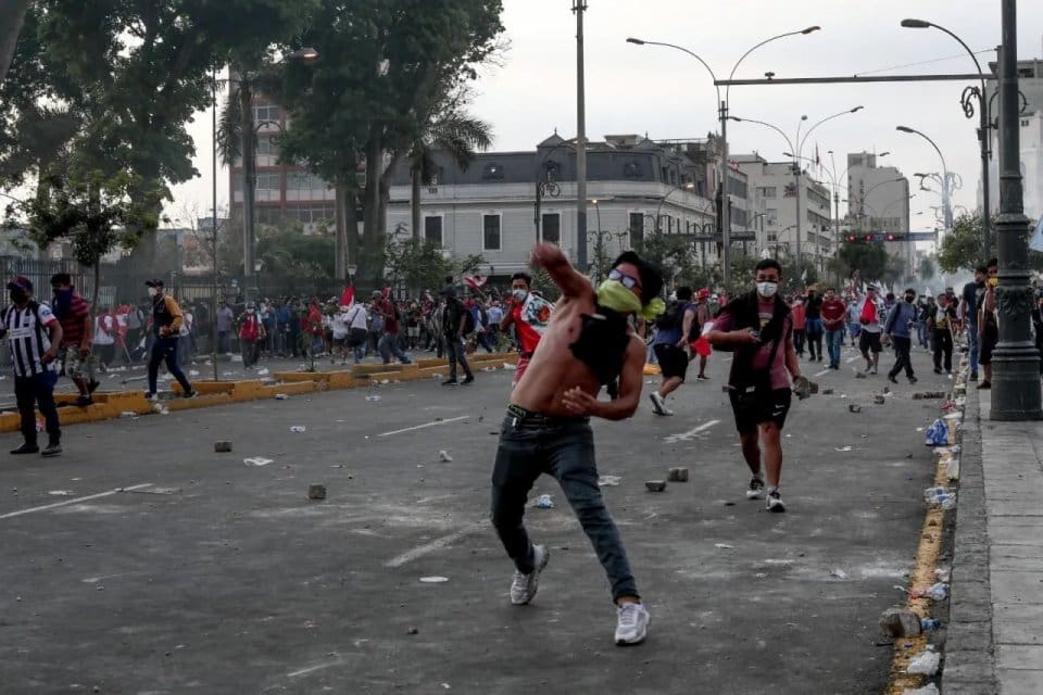 Peru'da Boluarte h&uuml;k&uuml;metina karşı başlayan protestolarda eylemciler &uuml;lkenin en b&uuml;y&uuml;k