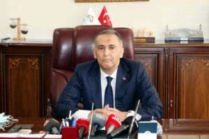 Adıyaman'da dertlerini anlatmaya &ccedil;alışan depremzedelere g&uuml;lerek karşılık vermesiyle protesto edilen
