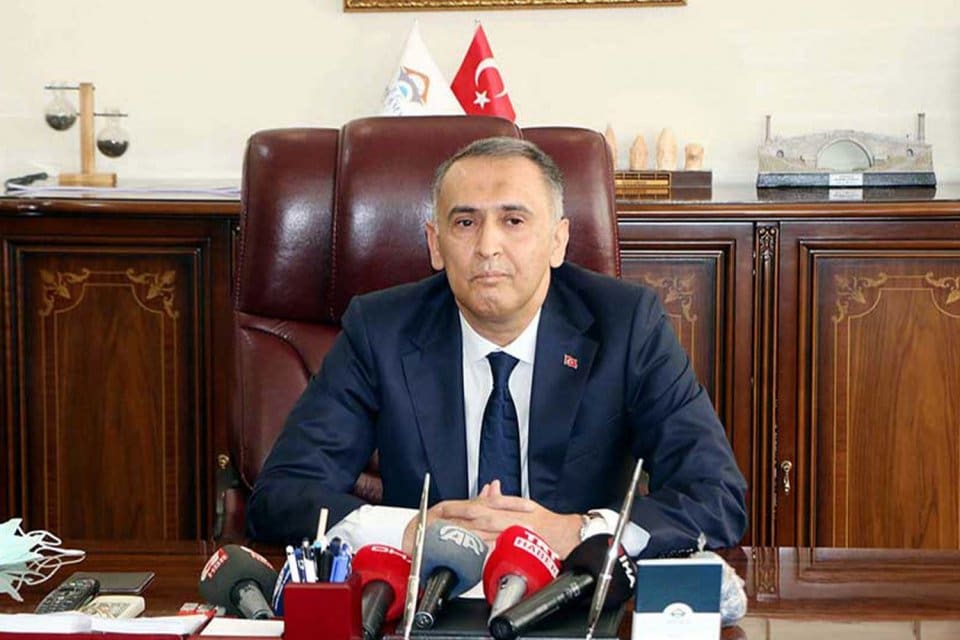 Adıyaman'da dertlerini anlatmaya &ccedil;alışan depremzedelere g&uuml;lerek karşılık vermesiyle protesto edilen