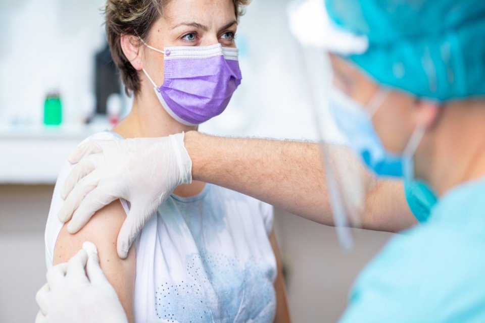 Koronavir&uuml;sle ilgili olarak bazı sağlık &ccedil;alışanlarının sert ifadeler kullanmasını yorumlayan