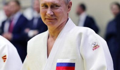 Putin’in onursal başkanlığı askıya alındı