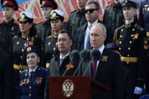 Putin, Kızıl Meydan'da yapılan t&ouml;rende, Rusya'nın ger&ccedil;ek bir savaşla karşı