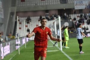 Altay derbisinde 1-1'lik beraberliği uzatmada kurtaran G&ouml;ztepe, Play-Off yarışındaki rakiplerinin