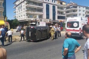 İzmir'in Tire il&ccedil;esinde meydana gelen trafik kazasında kontrolden &ccedil;ıkan ara&ccedil;,