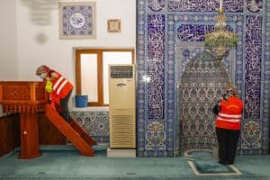 Seferihisar Belediyesi yaklaşan Ramazan ayı &ouml;ncesi, t&uuml;m camilerde temizlik &ccedil;alışması