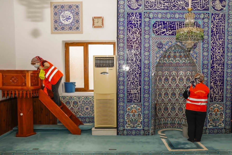 Seferihisar Belediyesi yaklaşan Ramazan ayı &ouml;ncesi, t&uuml;m camilerde temizlik &ccedil;alışması