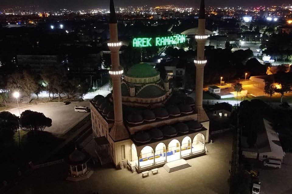 İzmir'de, Ramazan ayının gelmesi ile birlikte cami minareleri mahyalar ile