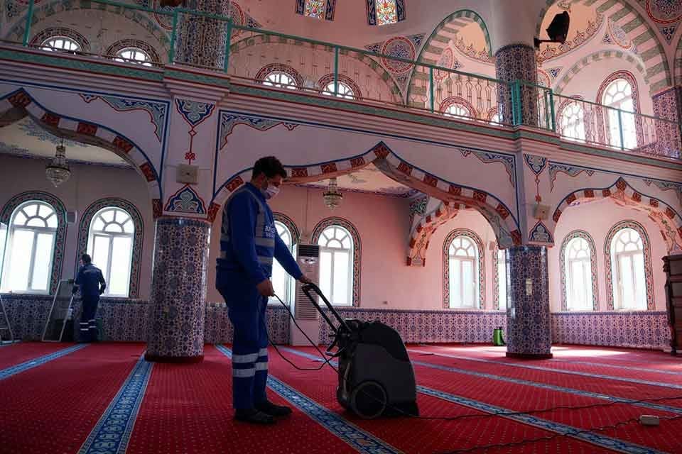 İzmir B&uuml;y&uuml;kşehir Belediyesi sosyal sorumluluk &ccedil;alışmaları kapsamında İzmir&rsquo;in ibadethanelerindeki &ccedil;alışmalarını
