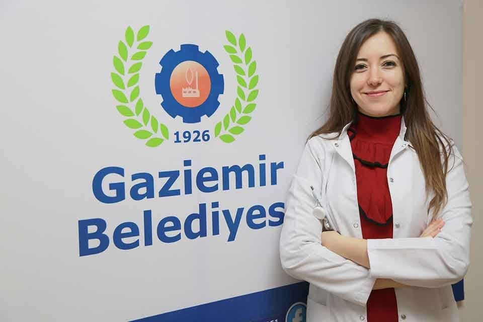 Ramazan Ayı&rsquo;nda oru&ccedil; tutanlara beslenme &ouml;nerilerinde bulunan Gaziemir Belediyesi&rsquo;nin diyetisyeni