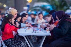 İzmir B&uuml;y&uuml;kşehir Belediyesi&rsquo;nin Ramazan aylarında d&uuml;zenlediği meydan iftar programlarının b&uuml;t&ccedil;esi