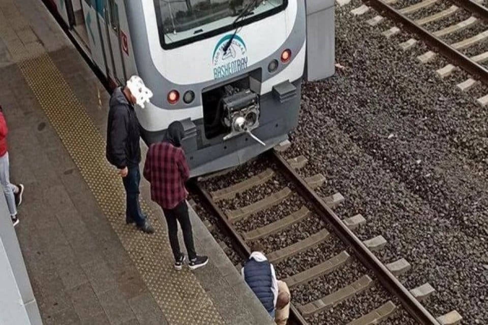Ankara'da tren beklerken dengesini kaybederek raylara d&uuml;şen bir kişi, &ccedil;evredekiler