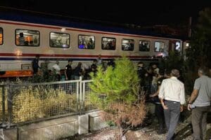 MANİSA'nın Yunusemre il&ccedil;esinde, raylardan yolun karşısına ge&ccedil;mek isteyen Nihat Oğuz