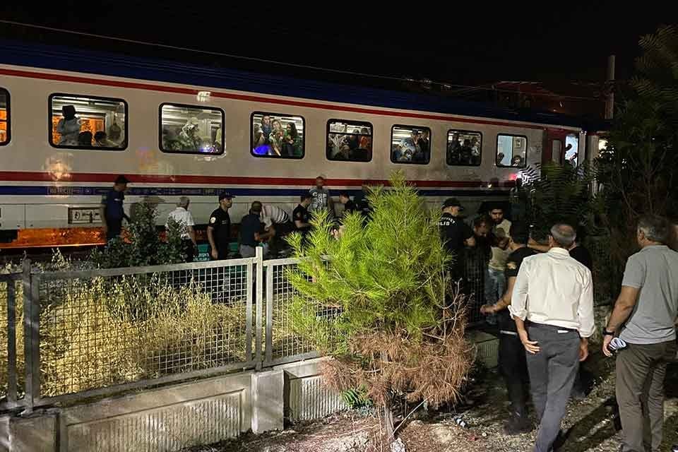 MANİSA'nın Yunusemre il&ccedil;esinde, raylardan yolun karşısına ge&ccedil;mek isteyen Nihat Oğuz