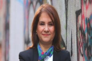 İzmir Ticaret Odası&rsquo;nda (İZTO)&nbsp; Meclis &uuml;yelisi ve reklamcılar, a&ccedil;ık hava,