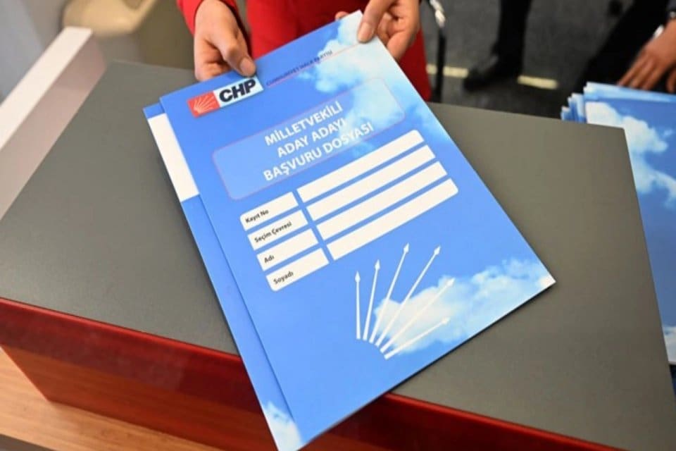 CHP, y&uuml;ksek aday adaylığı başvuruları nedeniyle, başvuru s&uuml;resini uzattı. CHP