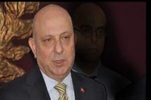 Ankara &Uuml;niversitesi eski Rekt&ouml;r&uuml; İbiş'in maketiyle okul i&ccedil;inde y&uuml;r&uuml;y&uuml;p, 'Ne