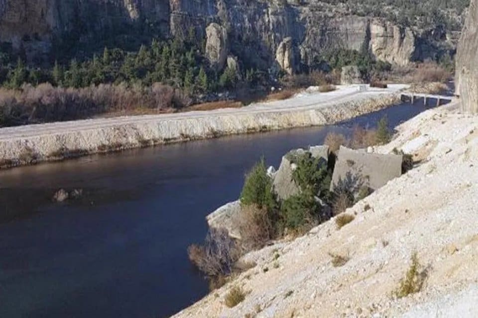 Mersin'in Silifke il&ccedil;esinde G&ouml;ksu Nehri'nin denize d&ouml;k&uuml;len kısmında suyun rengi,