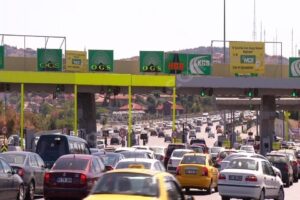 Otoyollar ile erişme kontrol&uuml;n&uuml;n uygulandığı karayolları i&ccedil;in belirlenen &uuml;cretleri &ouml;demeden