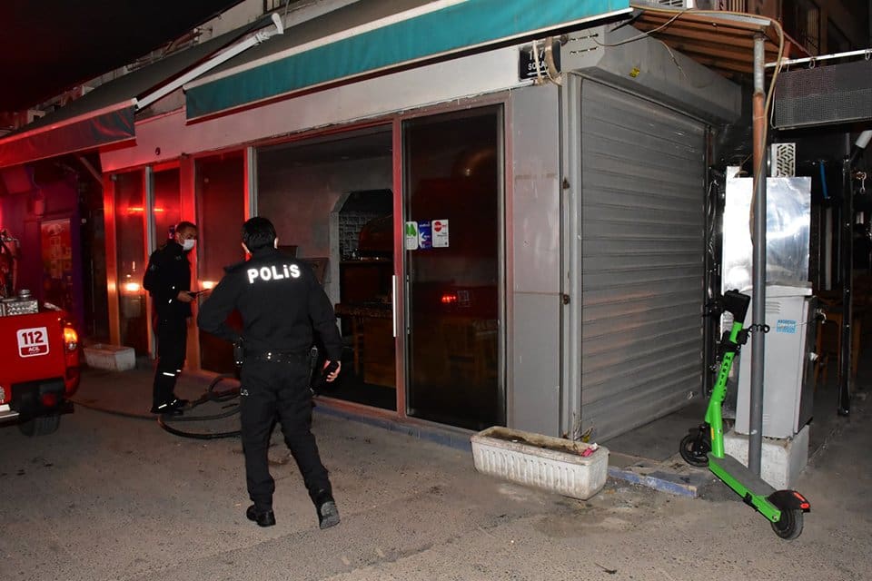 İzmir'in Konak il&ccedil;esinde restoranda iddiaya g&ouml;re elektrik aksamından &ccedil;ıkan yangında,