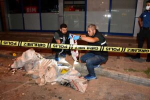 İzmir'in Bornova ilçesinde, bir restoranda içki içen iki kişi arasında