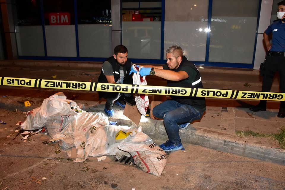 İzmir'in Bornova il&ccedil;esinde, bir restoranda i&ccedil;ki i&ccedil;en iki kişi arasında